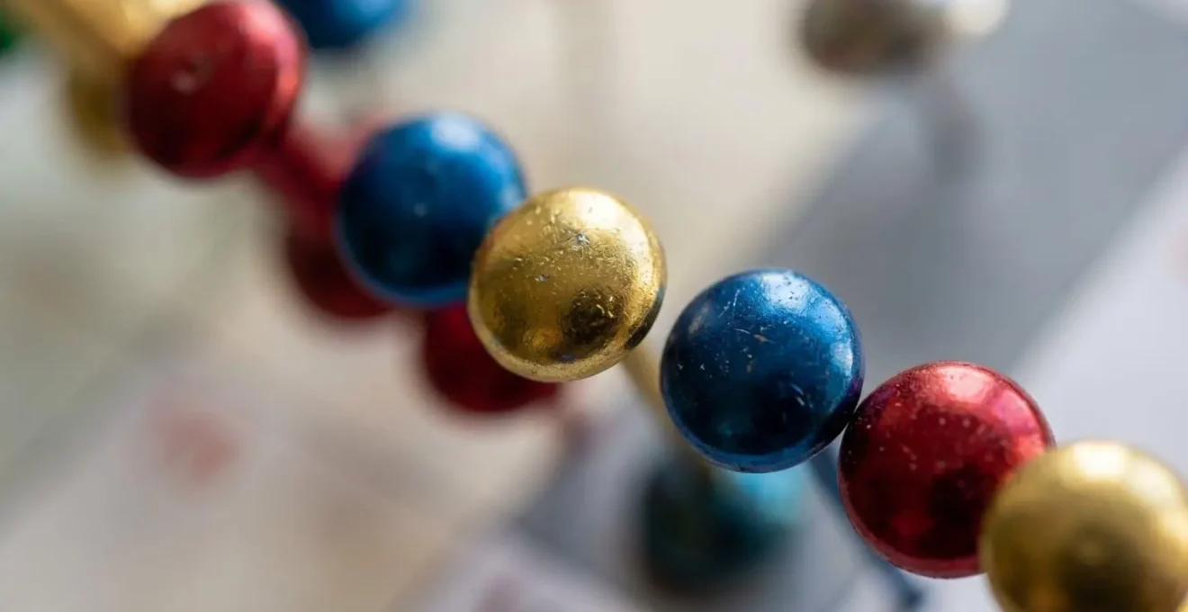 Vue macro d'un calendrier de réservation avec épingles colorées sur dates