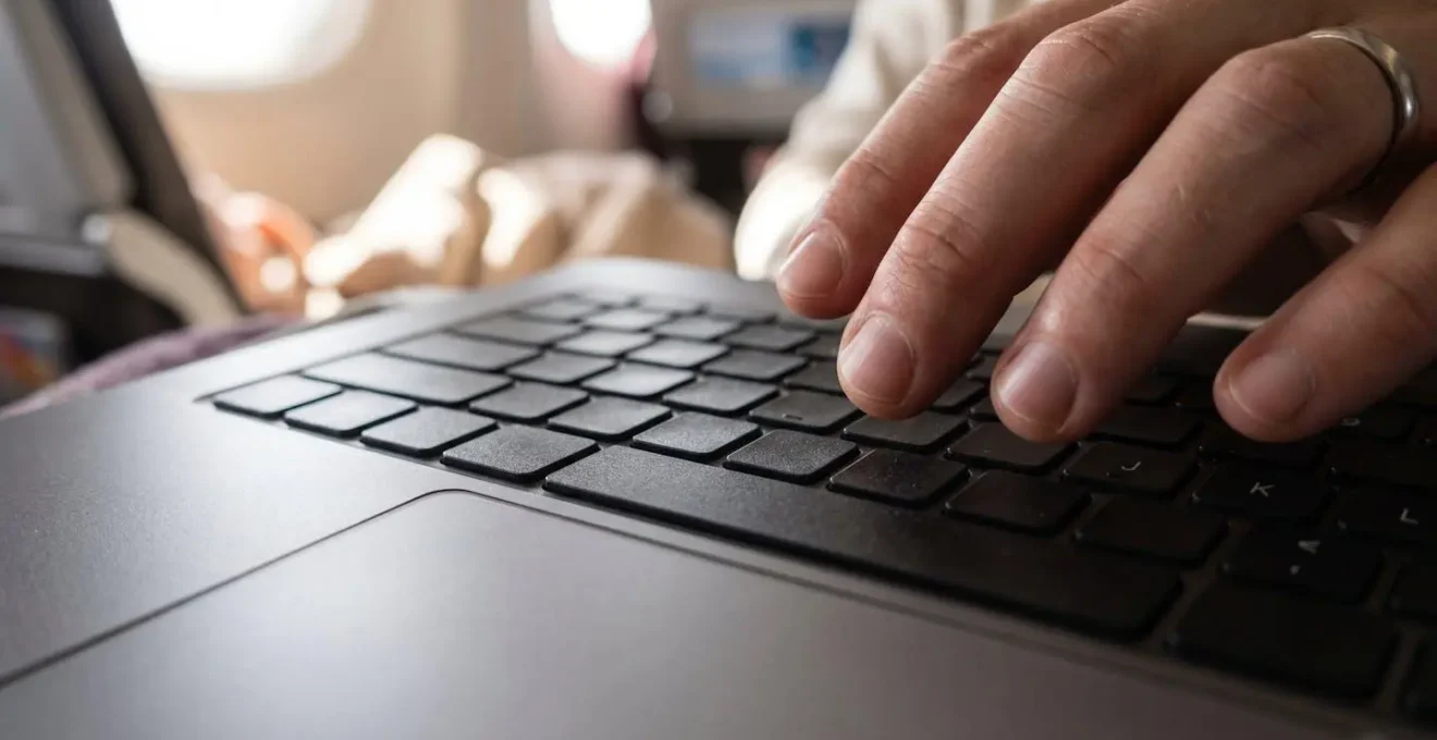 Gros plan sur un ordinateur portable configuré pour économiser les données en vol