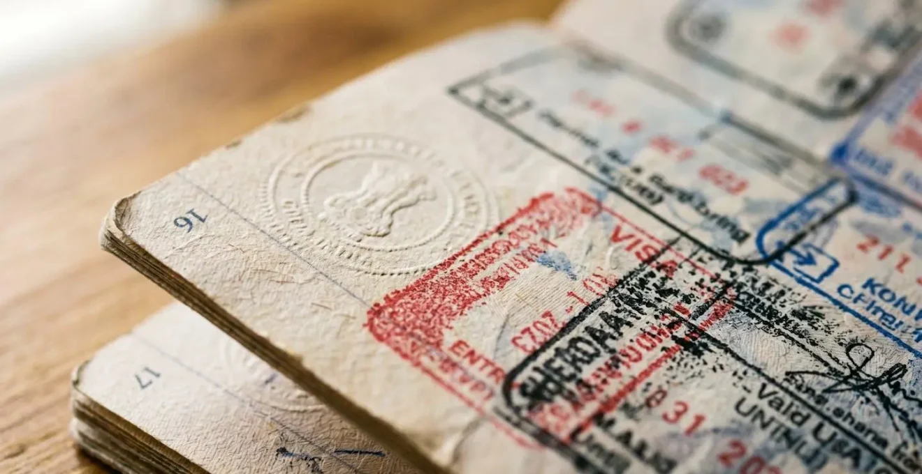 Gros plan sur des passeports et documents de voyage sur une table en bois