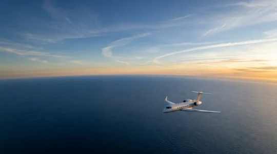 Vue aérienne d'un jet privé survolant l'Atlantique avec les courants atmosphériques visibles